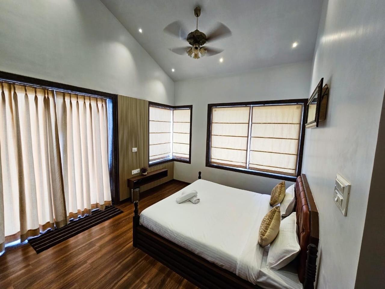 Premium Chalet Lonavala Eksteriør billede